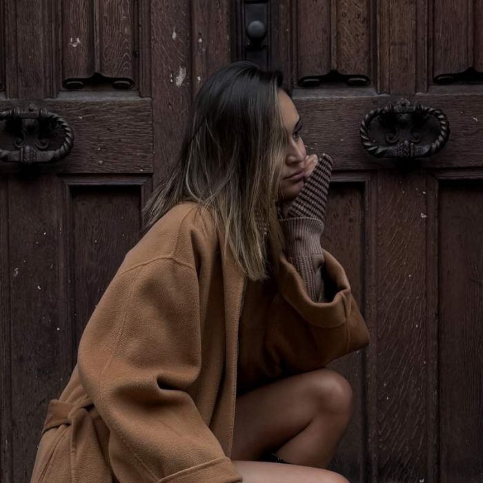 Eine Influencerin vor einer Holztüre - und wie KI Influencer Marketing optimiert